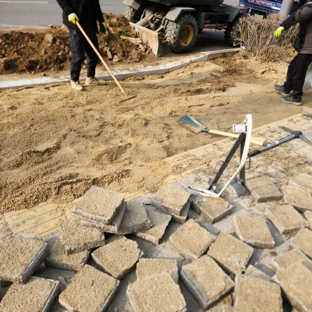 경계석 낮춤공사 시공 전 - 점용도로 허가 후 주차 출입로 공사