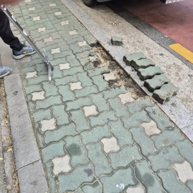 도로점용 허가 공사 시공 전 - 보도블럭 심한 단차 해소 작업