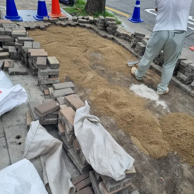 보도블럭 단차 해소 시공 전 - 보도블럭 평탄화 작업