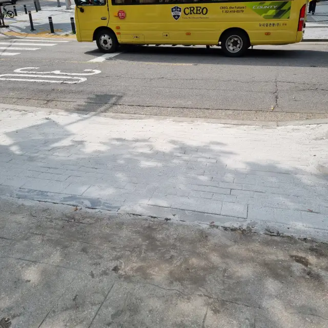 보도블럭 단차 해소 시공 후 - 일부 깨지고 튀어나온 보차도 재시공