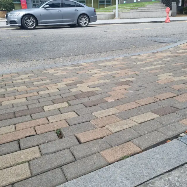 주차장 진입로 보도블럭 재시공 시공 전 - 지자체 보도블럭 수정 명령 실행 결과