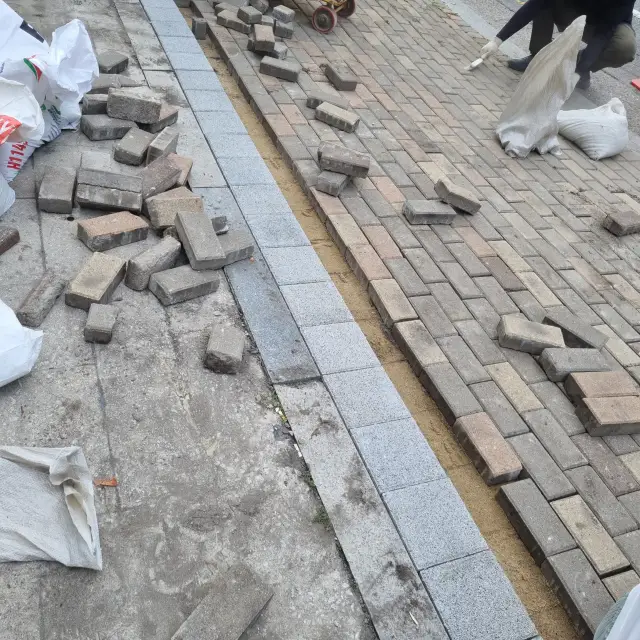 주차장 진입로 보도블럭 재시공 시공 후 - 일부 구간 보도블럭 재시공